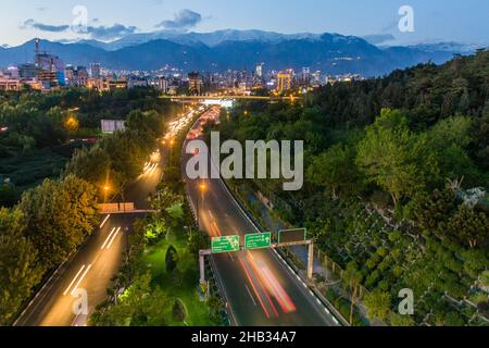 Abendansicht des Modares Highway und der Alborz Bergkette in Teheran, Iran Stockfoto