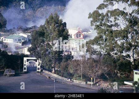 Hokowhitu-a-TU Memorial Bridge und Maori Village, Rotorua, Neuseeland 1974 Eingang zum Te Whakarewarewa Village Stockfoto