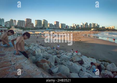 Menschen am Strand im Badeort Mar del Plata, Provinz Buenos Aires, Argentinien Stockfoto