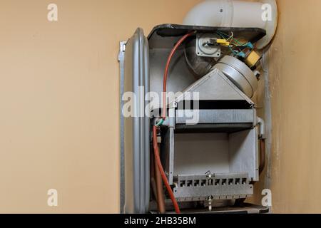 Blick in den Gasheizkörper, der versucht, das Problem zu beheben Stockfoto