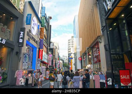 Myeongdong Markt in Seoul, wo viele Menschen nach Beauty-Produkten, Kleidung und Essen einkaufen. Stockfoto