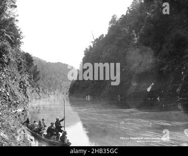 Tawaroa Wanganui River, Burton Brothers Studio, Fotostudio, Neuseeland, Gelatine-Trockenplattenverfahren, Gruppe von Männern in einem Kanu auf dem Whanganui River. Sie befinden sich in der Nähe des linken Ufers Stockfoto