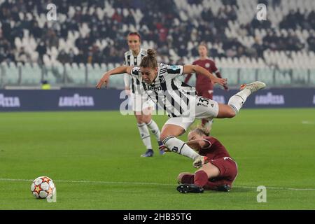 Turin, Italien, 16th. Dezember 2021. Lisa Boattin von Juventus wird von Laura Felber von Servette hochgejuckt, was zu einer Strafe für die Heimmannschaft während des UEFA Womens Champions League-Spiels im Juventus-Stadion in Turin führt. Bildnachweis sollte lauten: Jonathan Moscrop / Sportimage Kredit: Sportimage/Alamy Live News Stockfoto