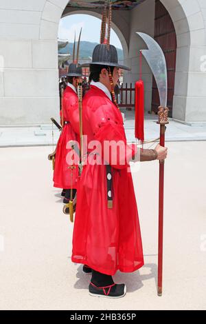 Änderung der Zeremonie der Kaisergarde am Gwanghwamun-Tor im Gyeongbokgung-Palast in Seoul, Südkorea. Stockfoto