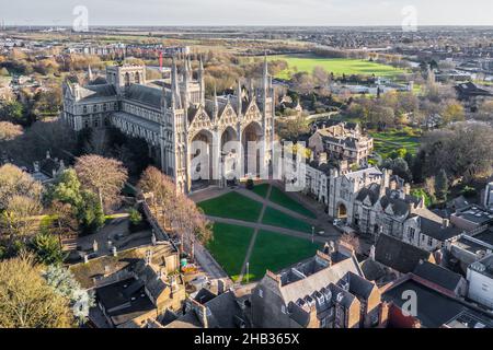 PETERBOROUGH, GROSSBRITANNIEN - 10. DEZEMBER 2021. Eine Luftaufnahme der Peterborough Cathedral und der umliegenden Gebäude und Anlagen Stockfoto