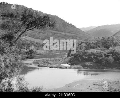 Caratea (Galatia) Looking to Mataiwi, Wanganui River, Burton Brothers Studio, Photography Studio, 1885, Neuseeland, Gelatine-Trockenteller-Prozess, Blick auf eine Biegung im Whanganui River Stockfoto