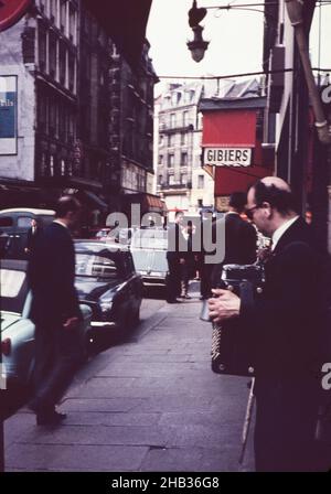 Blinder Mann spielt Akkordeon Stadtzentrum belebte Straße, Paris, Frankreich c 1960 Stockfoto