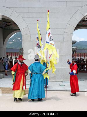 Änderung der Zeremonie der Kaisergarde am Gwanghwamun-Tor im Gyeongbokgung-Palast in Seoul, Südkorea. Stockfoto