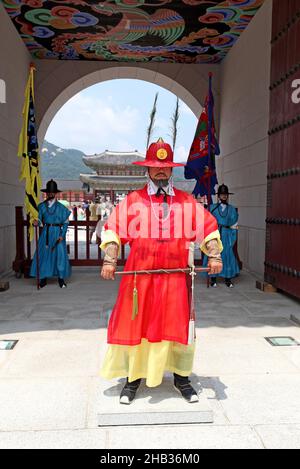 Änderung der Zeremonie der Kaisergarde am Gwanghwamun-Tor im Gyeongbokgung-Palast in Seoul, Südkorea. Stockfoto