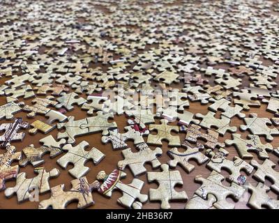 Nicht zusammengebaute Puzzleteile. Farbpuzzle. 'Selektiver Fokus' Stockfoto