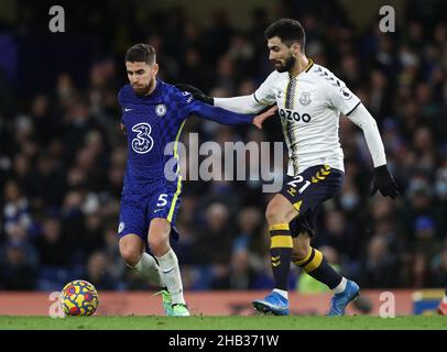 London, Großbritannien. 16th. Dezember 2021. Jorgono von Chelsea wurde von Andre Gomes von Everton während des Spiels der Premier League in Stamford Bridge, London, angegangen. Bildnachweis sollte lauten: Paul Terry / Sportimage Kredit: Sportimage/Alamy Live News Stockfoto