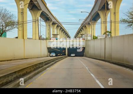 Der Verkehr fährt auf dem Highway 90 durch den Harvey Tunnel, 13. Dezember 2021, in Harvey, Louisiana. Der Harvey Tunnel wurde 1954 gebaut. Stockfoto