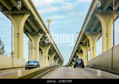 Der Verkehr fährt auf dem Highway 90 unter dem Westbank Expressway, 13. Dezember 2021, in Harvey, Louisiana. Stockfoto