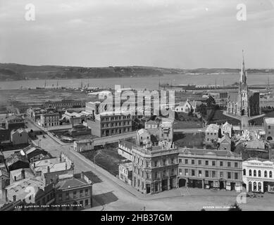 Dunedin vom Town Hall Tower, Burton Brothers Studio, Fotostudio, um 1884, Dunedin, Schwarzweiß-Fotografie, Dunedin blickt auf den Hafen und zeigt Geschäftsgebäude und Flächen mit leerstehenden Flächen. Eine Kirche ist in der richtigen Entfernung zu sehen, und das Gebäude „Smith and Smith“ ist in der rechten Ecke zu sehen Stockfoto