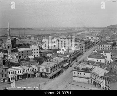 Dunedin vom Town Hall Tower, Burton Brothers Studio, Fotostudio, Ende 1880s, Dunedin, Schwarzweiß-Fotografie, South End of Octagon mit der Princes Street. Image Center Gebäude Nummer einundvierzig Burton Brothers Fotografen. Corner Octagon und Princes Street McGregor Wright Picture Frame Maker Stockfoto