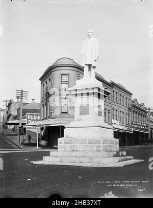 Sir George Gray Statue, obere Queen Street Auckland, Muir & Moodie Studio, Fotostudio, um 1905, Dunedin, Gelatine-Trockenplattenverfahren, Kreuzung der Queen und Wakefield Straßen mit Statue des Kolonialgouverneurs, Sir George Gray. Auf der Basis der Statue steht Sir George Gray P.C.. K.C.B., & C. 1812-1898 Statue von Travers Bros 1904 Stockfoto