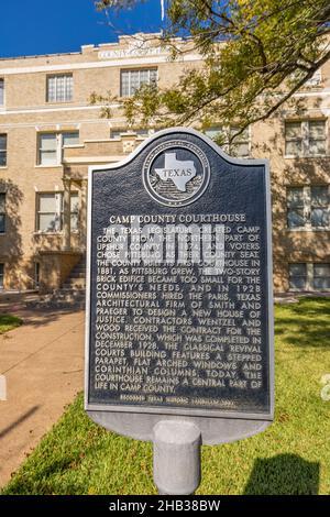 Pittsburg, Texas, USA - 26. September 2021: Gedenktafel mit der Geschichte von Camp County im Gerichtsgebäude Stockfoto