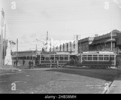 Ponsonby, Auckland, Muir & Moodie Studio, Fotostudio, um 1905, Dunedin, Gelatine-Trockenplattenverfahren, zwei Straßenbahnen, die mit Passagieren auf der Stadtstraße beladen sind, Fußgänger und Statue links im Zentrum. Die Straßenbahn auf der rechten Seite wirbt mit Hemus Art Studio Queen St. 2 Türen über der Sparkasse Stockfoto