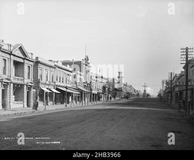 The Avenue, Wanganui, Burton Brothers Studio, Fotostudio, um 1886, Dunedin, Schwarz-Weiß-Fotografie, The Avenue mit dem Postbrunnen in der Ferne Stockfoto