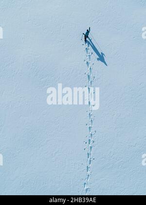 Luftaufnahme einer Person beim Schneeschuhwandern Stockfoto