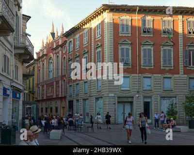 Alessandria, Italien - 26. august 2021: Fassaden von Palästen aus dem 19. Jahrhundert auf dem Marktplatz Stockfoto