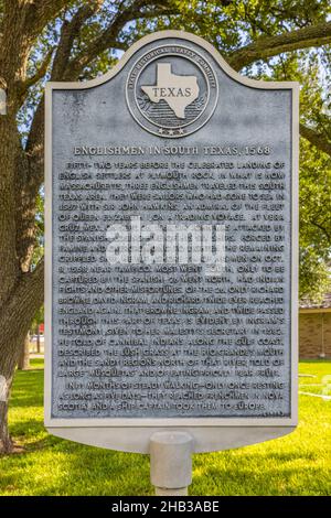 Kingsville, Texas, USA - 18. September 2021: Tafel mit der Geschichte von John Hawkins und den Engländern in Südtexas, im Gerichtsgebäude Stockfoto