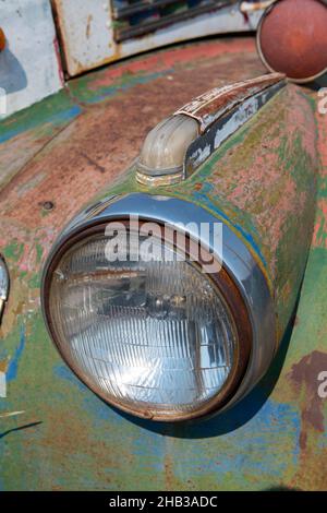 Colorado. Rostiger alter Oldtimer-LKW. Scheinwerferdetails. Stockfoto