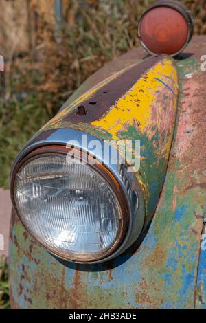 Colorado. Rostiger alter Oldtimer-LKW. Scheinwerferdetails. Stockfoto