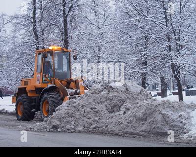 Moskau, Russland. 14th Dez 2021. Ein Schneepflug entfernt Schnee auf der Straße. Kredit: SOPA Images Limited/Alamy Live Nachrichten Stockfoto