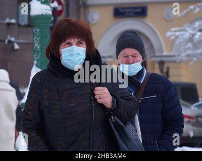 Moskau, Russland. 14th Dez 2021. Menschen mit Gesichtsmasken als vorbeugende Maßnahme gegen die Ausbreitung des Coronavirus gehen auf die Straße. (Foto: Alexander Sayganov/SOPA Images/Sipa USA) Quelle: SIPA USA/Alamy Live News Stockfoto