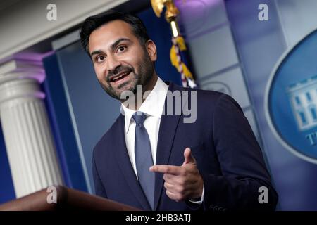 Washington, USA. 16th Dez 2021. Ali Zaidi, stellvertretender nationaler Klimaberater des Weißen Hauses, spricht am 16. Dezember 2021 bei einer Pressekonferenz im Weißen Haus in Washington. Foto von Yuri Gripas/Pool/Sipa USA Quelle: SIPA USA/Alamy Live News Stockfoto