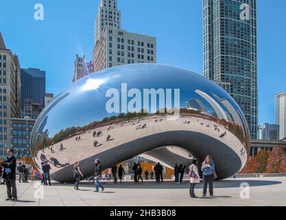 Cloud Gate (The Bean) Skulptur von Sir Anish Kapoor im Millennium Park, Chicago, Illinois, USA Stockfoto