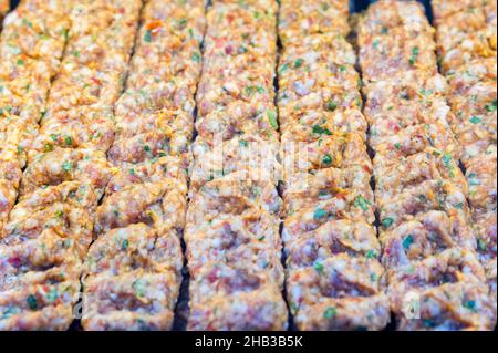 Kochen Fleisch türkisches Grillgericht namens kofta mit Spieße auf mangal. Selektiver Fokus Stockfoto