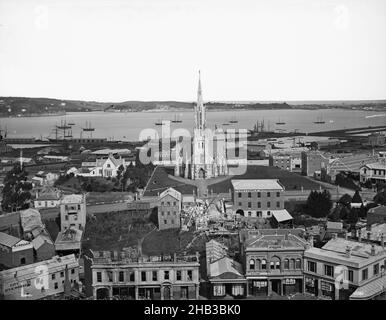 [Dunedin], Burton Brothers Studio, Fotostudio, Dunedin, Schwarzweiß-Fotografie, Blick auf den Moray Place - Veranstaltungsort der ersten (1st) Kirche von Dunedin und über den Hafen. Im Vordergrund sind Geschäfte und teilweise abgerissene Häuser zu sehen Stockfoto