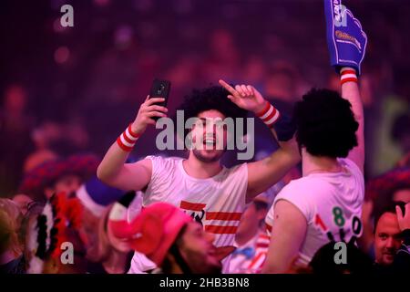 London, Großbritannien. 16th Dez 2021. 16th. Dezember 2021; Alexandra Palace, London, England: Das William Hill World Darts Tournament; Fans, die während der Spiele am Donnerstagabend dabei sind Kredit: Action Plus Sports Images/Alamy Live News Stockfoto