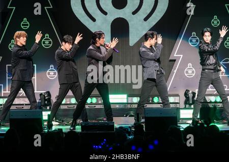 14. Dezember 2021, Washington, D.C, USA: MONSTA X treten beim Hot 99,5 Jingle Ball in der Capital One Arena in Washington, D.C. auf (Foto: © Kyle Gustafson/ZUMA Press Wire) Stockfoto