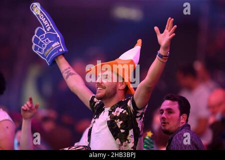 London, Großbritannien. 16th Dez 2021. 16th. Dezember 2021; Alexandra Palace, London, England: Das William Hill World Darts Tournament; Fans, die während der Spiele am Donnerstagabend dabei sind Kredit: Action Plus Sports Images/Alamy Live News Stockfoto