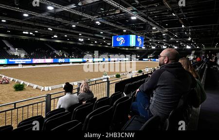 London, Großbritannien. 16th Dez 2021. London International Horse Show. Excel London. Royal Victoria Dock. Ein allgemeiner Blick (GV) auf die Hauptarena. Kredit: Sport In Bildern/Alamy Live Nachrichten Stockfoto