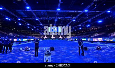 London, Großbritannien. 16th Dez 2021. London International Horse Show. Excel London. Royal Victoria Dock. Ein allgemeiner Blick (GV) auf die Hauptarena. Kredit: Sport In Bildern/Alamy Live Nachrichten Stockfoto