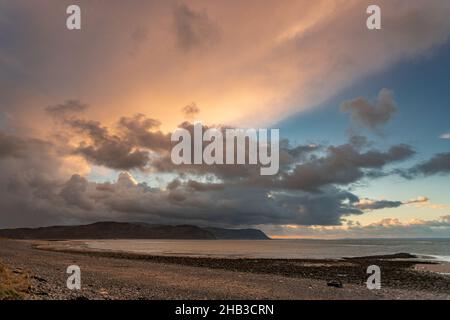 Wolken bei Sonnenuntergang über der Küste von Nordwales Stockfoto