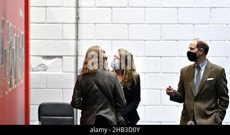 London, Großbritannien. 16th Dez 2021. London International Horse Show. Excel London. Royal Victoria Dock. Prinz Edward, der Graf (rechts) und die Gräfin (Mitte) von Wessex bewundern einige der Fotos an der Wand. Kredit: Sport In Bildern/Alamy Live Nachrichten Stockfoto