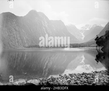 [Milford Sound], Burton Brothers Studio, Fotostudio, 1883, Dunedin, Schwarzweiß-Fotografie Stockfoto