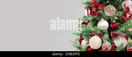 Weihnachtsbaum mit roten Ornamenten, Kugeln und Lichtern. Langes Banner Stockfoto