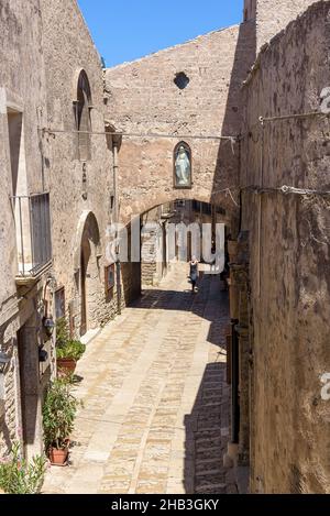 Erice, Sizilien, Italien - 25. August 2017: Touristenwanderung Via Gian Filippo Guarnotti in der alten Altstadt von Erice Stockfoto