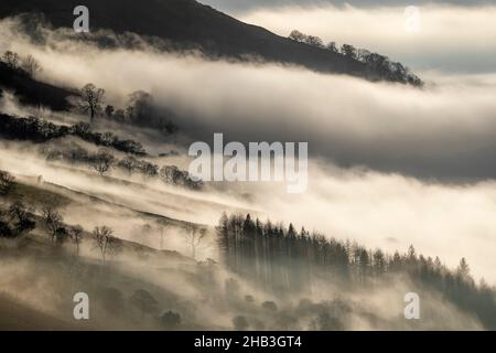 Kirkstone Pass, Cumbria, Großbritannien. 16th Dez 2021. Wetter. Stimmungsvolle Szenen vom fanmous Kirkstone Pass, der über Windermere blickt, während eine Wolkeninversion das Tal hinaufkriecht. Quelle: Wayne HUTCHINSON/Alamy Live News Stockfoto