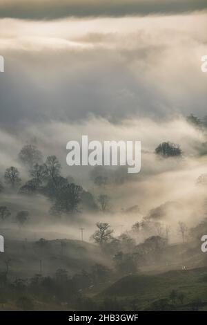 Kirkstone Pass, Cumbria, Großbritannien. 16th Dez 2021. Wetter. Stimmungsvolle Szenen vom fanmous Kirkstone Pass, der über Windermere blickt, während eine Wolkeninversion das Tal hinaufkriecht. Quelle: Wayne HUTCHINSON/Alamy Live News Stockfoto