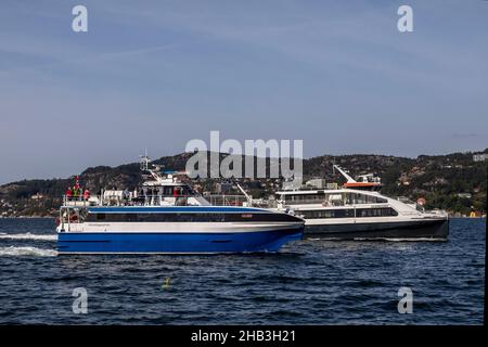 Hochgeschwindigkeitskatamarane Ekspressen und Hardangerprins in Byfjorden, Ankunft am Eingang des Hafens von Bergen, Norwegen Stockfoto