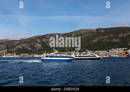 Hochgeschwindigkeitskatamarane Ekspressen und Hardangerprins in Byfjorden, Ankunft am Eingang des Hafens von Bergen, Norwegen Stockfoto