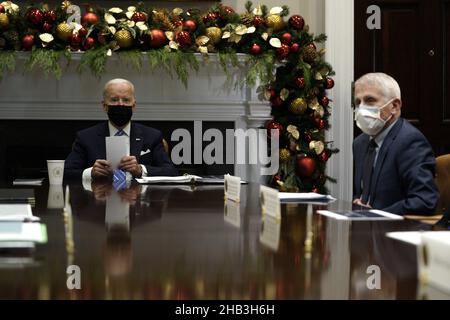 Washington DC, USA. 16th Dez 2021. US-Präsident Joe Biden trifft sich am Donnerstag, den 16. Dezember 2021, mit Anthony Fauci (R), Direktor des NIH National Institute of Allergy and Infectious Diseases, und Mitgliedern des COVID-19 Response Teams zu den neuesten Entwicklungen im Zusammenhang mit der Omicron-Variante im Roosevelt Room im Weißen Haus in Washington. Foto von Yuri Gripas/UPI Credit: UPI/Alamy Live News Stockfoto