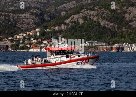 SAR Redningselskapet Schiff kristian Gerhard Jebasen II in Byfjorden, der in den Hafen von Bergen, Norwegen, einfährt Stockfoto